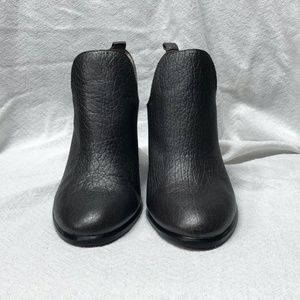 EUC Vince Camuto Dark Brownish/Gray Textured Leather Ankle Booties - Size 9